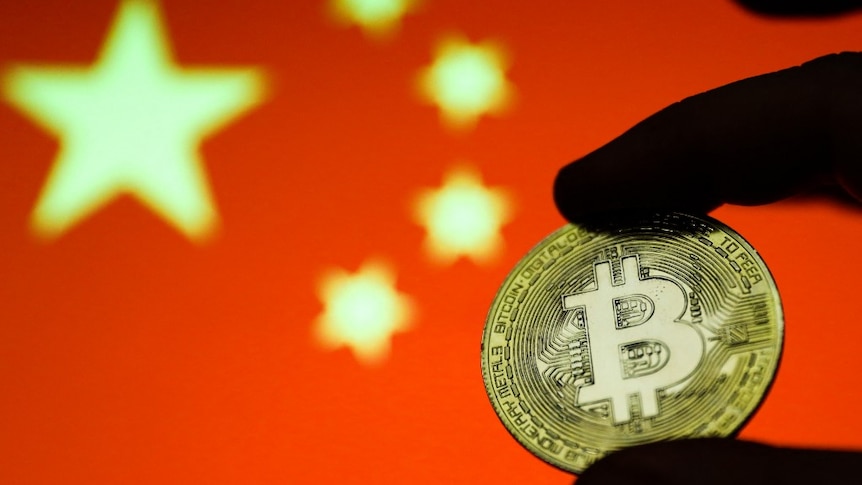 Una rappresentazione della criptovaluta Bitcoin è mostrata con la bandiera cinese sullo sfondo.
