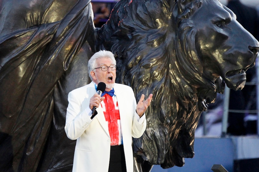 Rolf Harris performs at Diamond Jubilee concert.