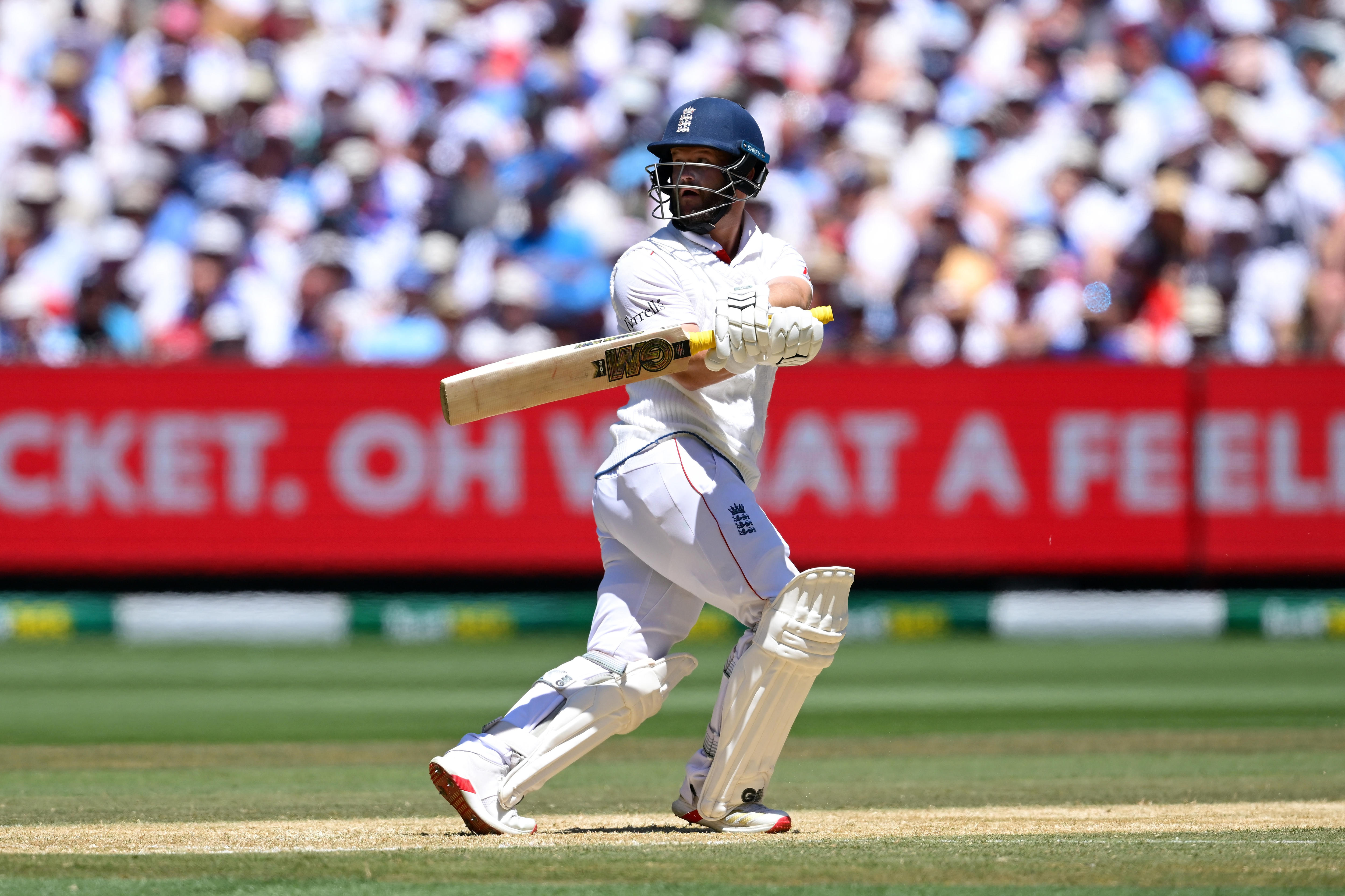 Ben Duckett mira detrás de él.