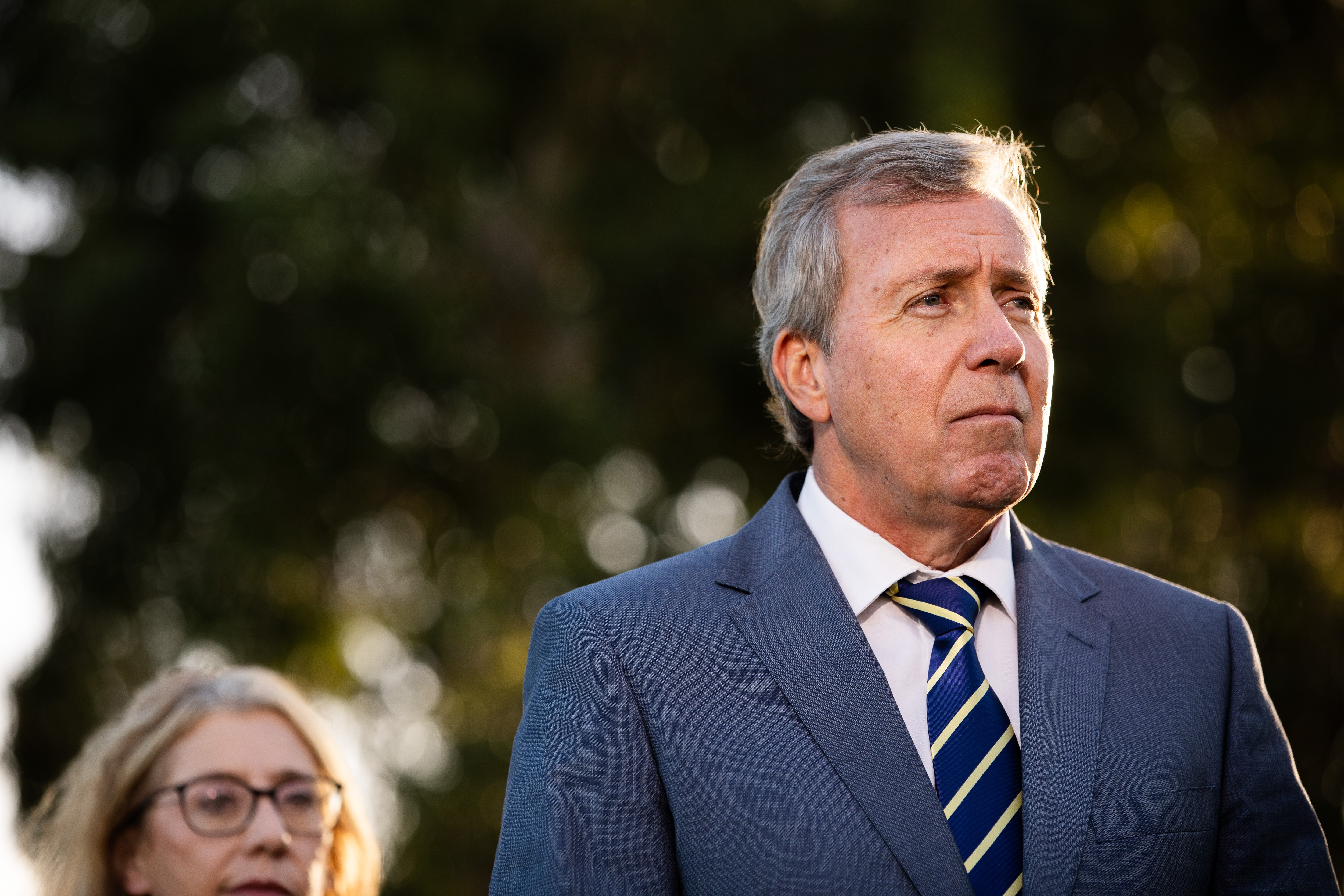 Reece Whitby habla en una conferencia de prensa.