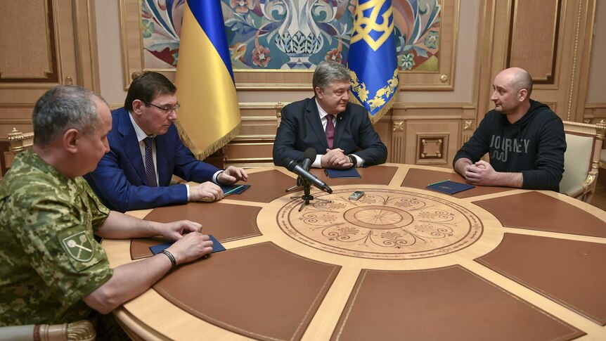 Ukrainian President Petro Poroshenko meets with Russian journalist Arkady Babchenko.