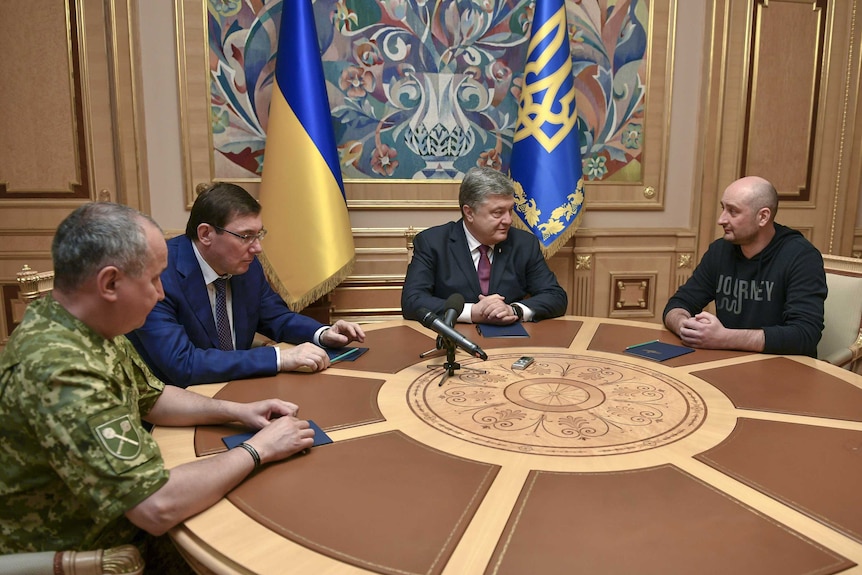 Ukrainian President Petro Poroshenko meets with Russian journalist Arkady Babchenko.