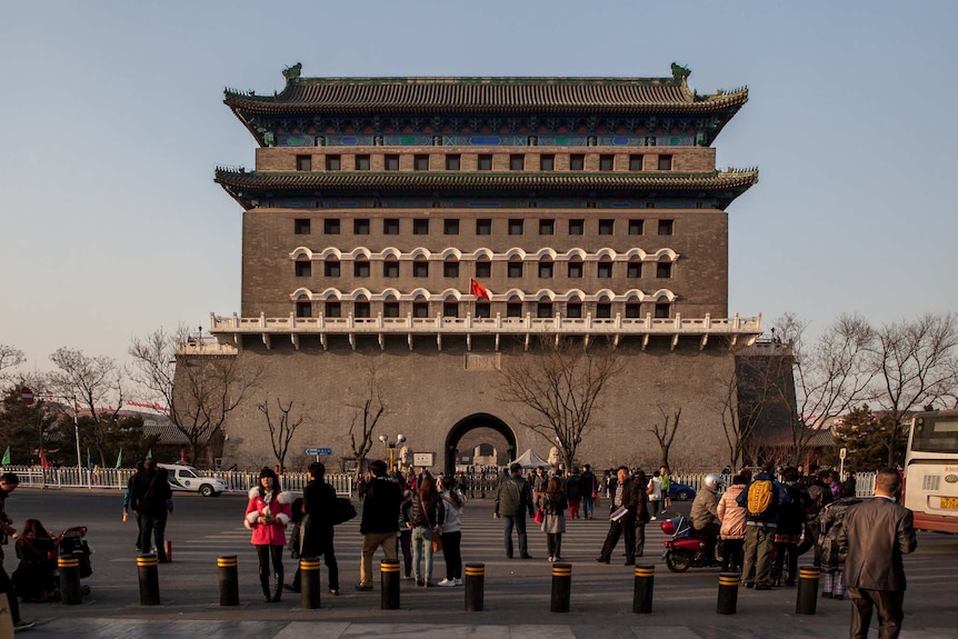 “高高的前门，仿佛挨着我的家”。埃里克在前三门地区度过了他的童年。