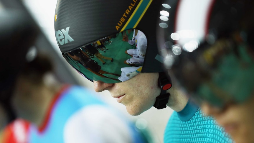 Anna Meares bows her head before her cycling heat