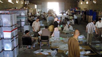 Iraqi election employees counted the votes in a warehouse in the city of Baquba, north-east of Baghdad (file photo).