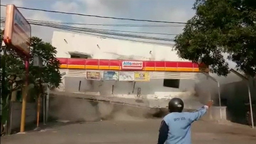 Lombok shopfront collapses in wake of earthquakes