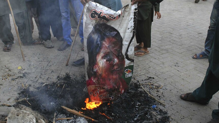 Protesters burn effigy after Pakistan blasphemy verdict