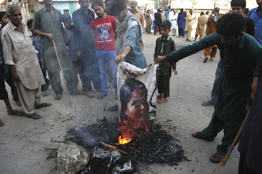 Protesters burn effigy after Pakistan blasphemy verdict