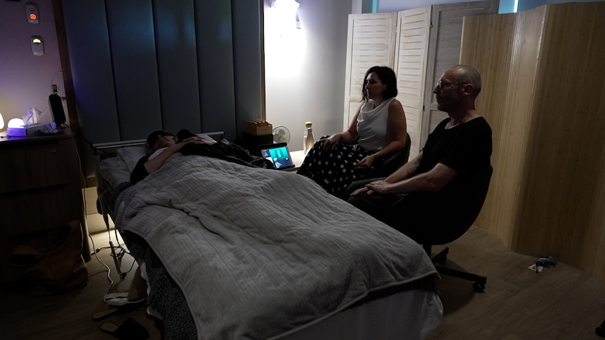 Marg and Justin watching Lindy in a psychedelic assisted therapy treatment setting