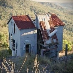 An old tin-clad building on the site of the former Bridge Street Quarry, Toowoomba, August 2020.