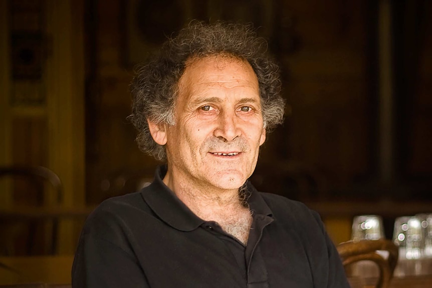 The writer and human right's advocate Arnold Zable sitting in a cafe