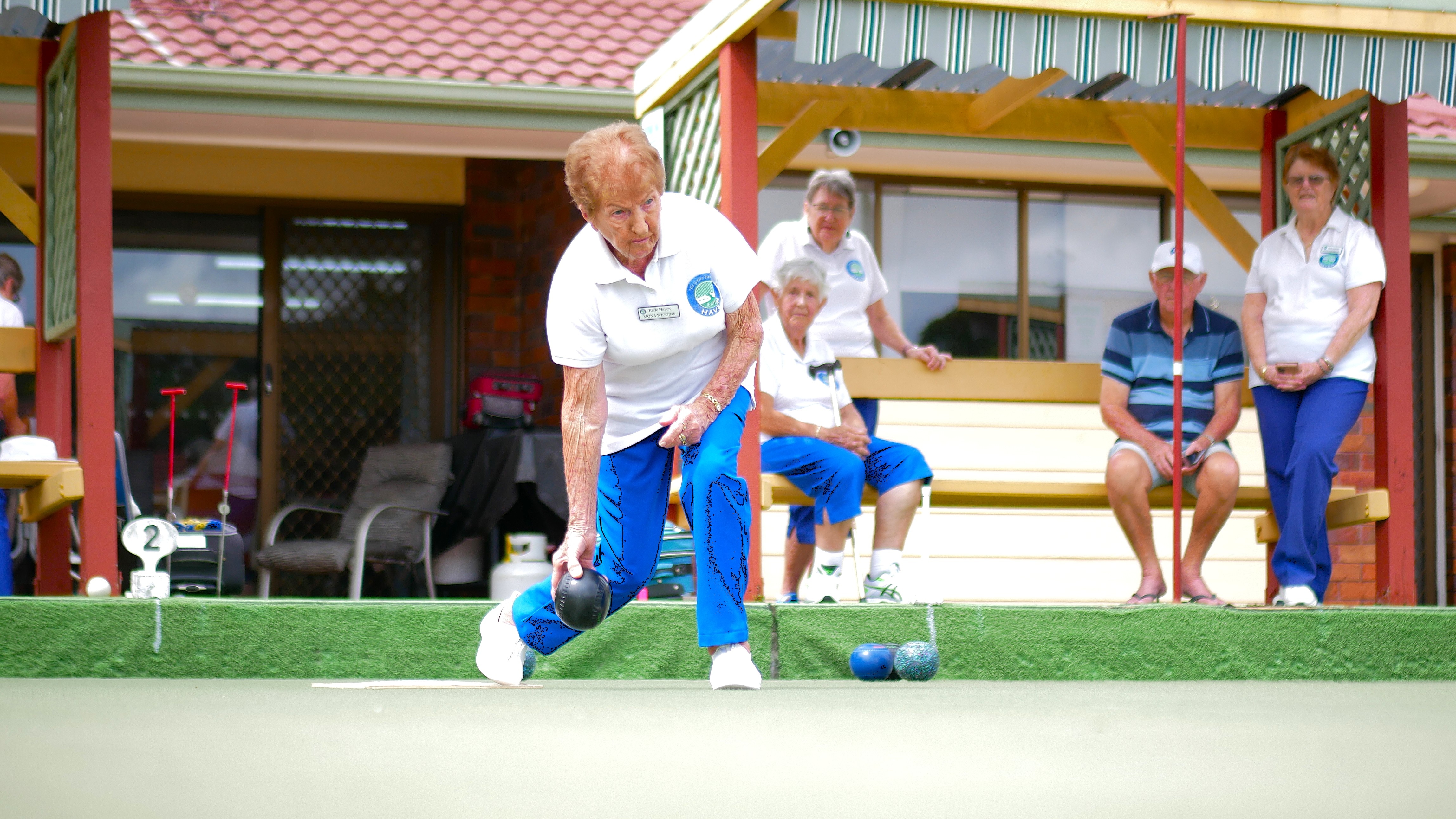 Gold Coast great-grandma celebrates 105th birthday with game of lawn bowls