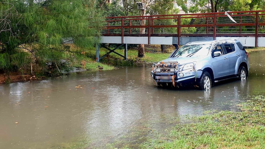 About a dozen Melburnians rescued after driving into floodwaters as storms lash Victoria