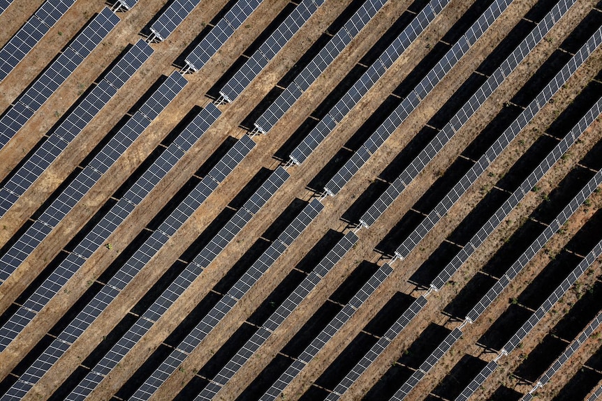 una foto aérea de algunos paneles solares