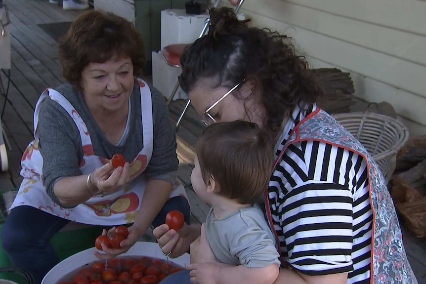 Tre generazioni di una famiglia italo-australiana preparano insieme il loro sugo annuale per la pasta.