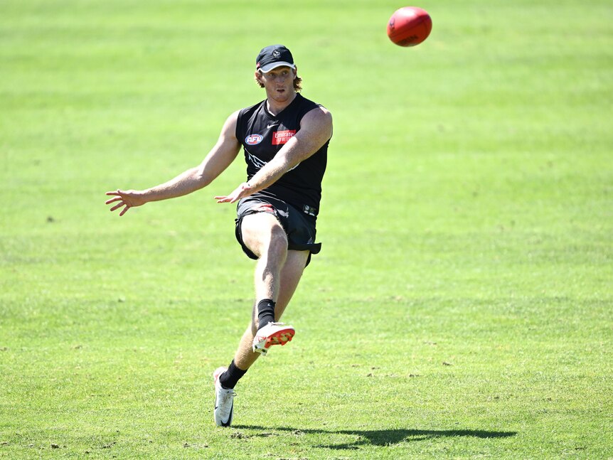 Collingwood's Nathan Murphy kicks in training at Victoria Park