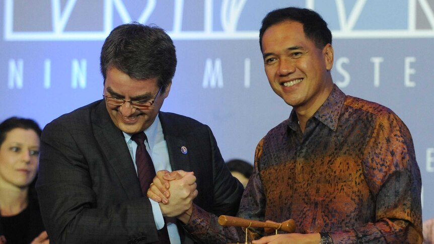 Indonesia's trade minister Gita Wirjawan (R) shakes hands with WTO director-general Roberto Azevedo (L)