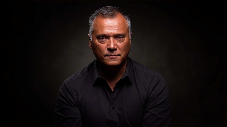 Stan Grant 讲述他母亲小时候穿破袜子去看女王的往事。