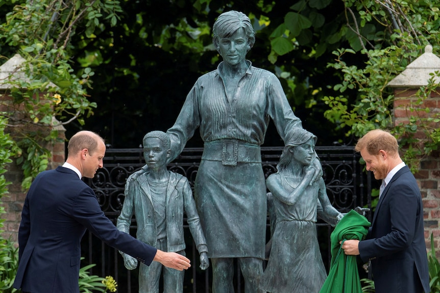 William and Harry unveil Diana statue