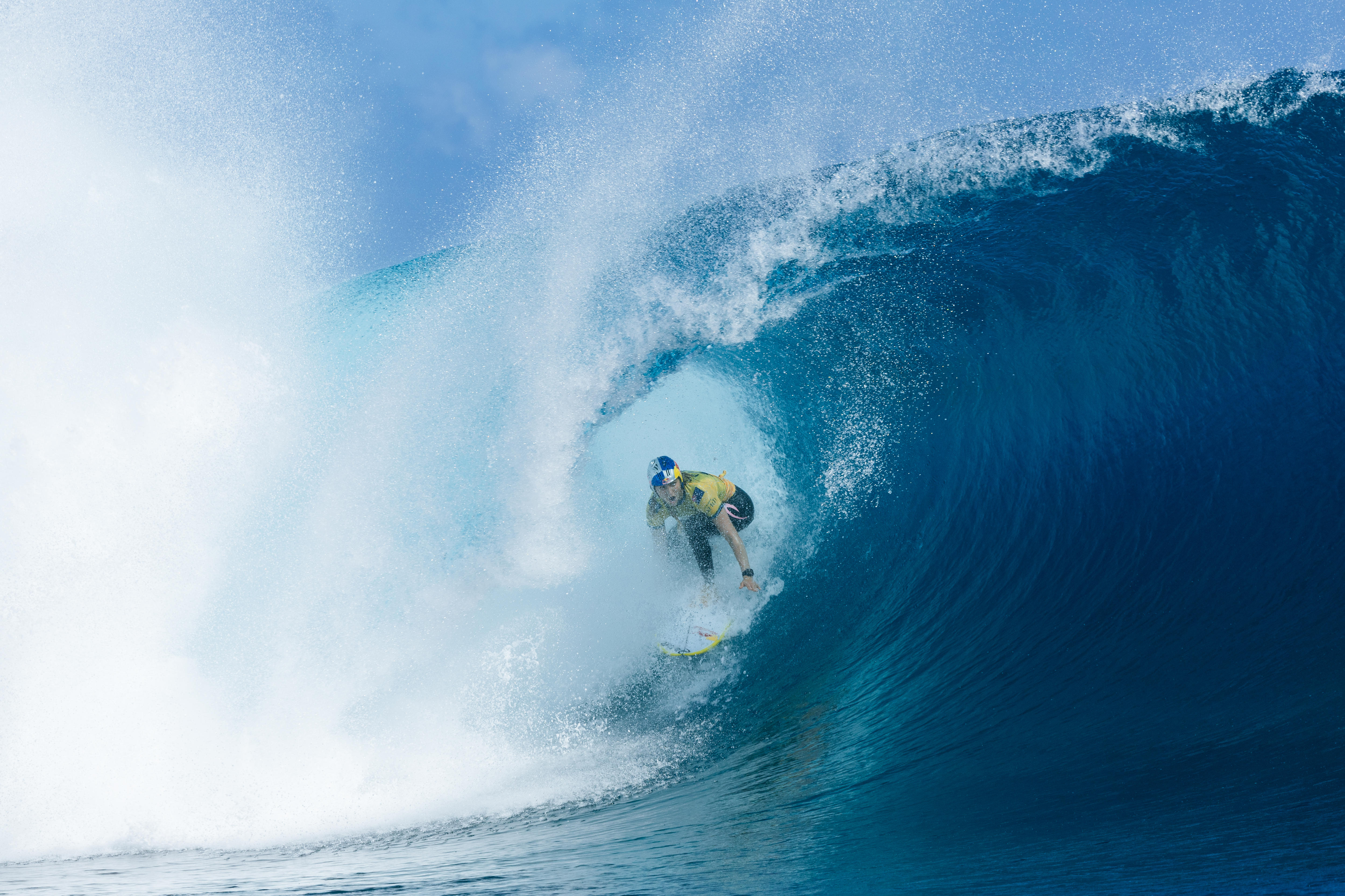 Molly Picklum surfa em uma onda grande e ondulada.