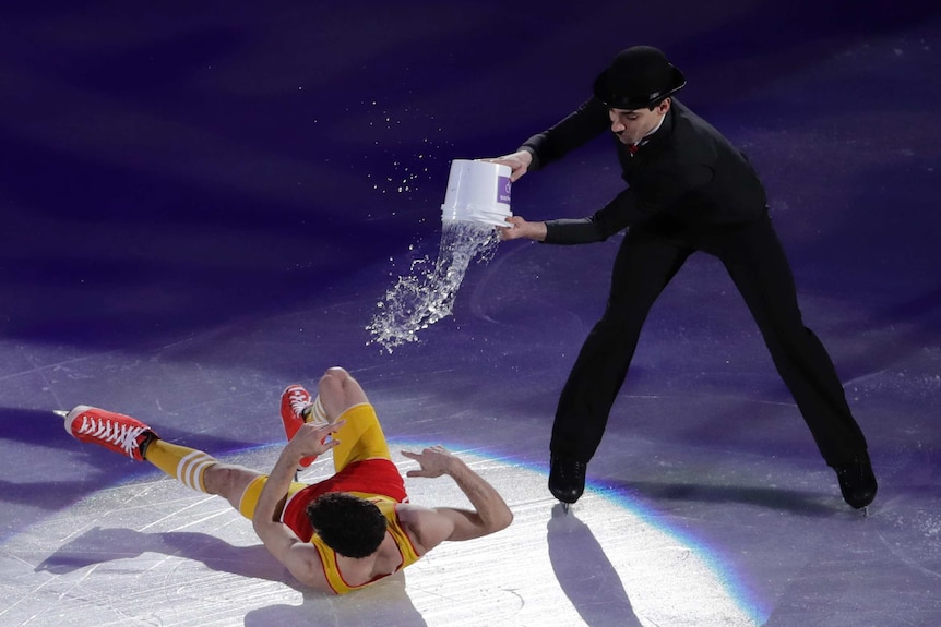 Luca Lanotte of Italy pours water over Javier Fernandez of Spain.