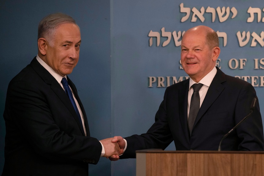 Israeli Prime Minister Benjamin Netanyahu and the German Chancellor Olaf Scholz shake hands