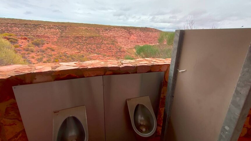 A toilet in red landscape in Kalbarri National Park overlooking a cliff