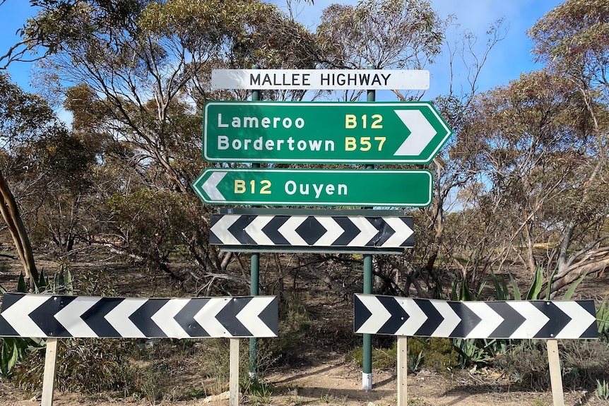 Un niveau de panneaux routiers indiquant Mallee Highway.  Lameroo et Bordertown sont mentionnés sur le panneau.