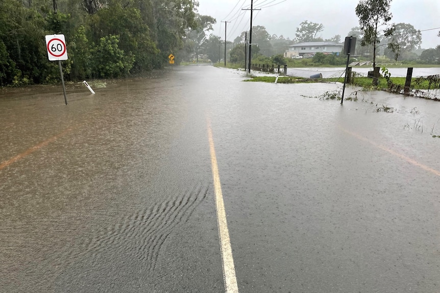 L'eau recouvre une route.