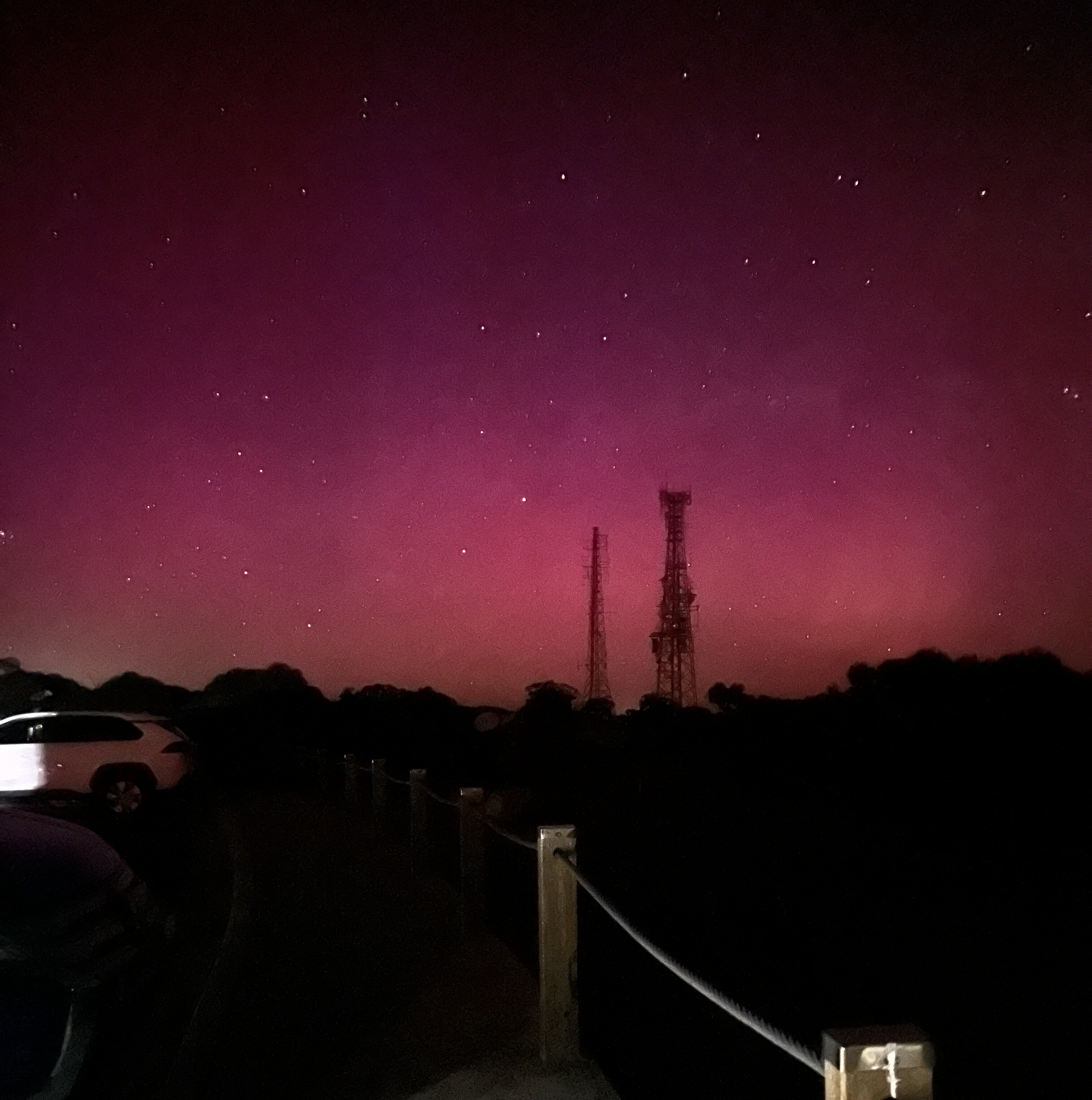 Rosa Aurora Australis sobre os céus em laranja
