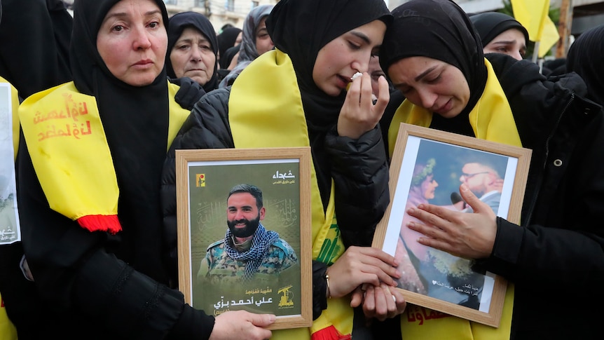 Funérailles de style militaire organisées pour un Australien revendiqué par le Hezbollah Ali Bazzi et son frère Ibriahim tués par une frappe aérienne israélienne au Liban