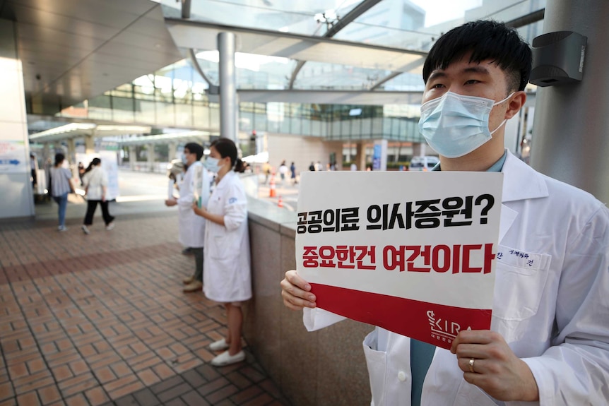 Coronavirus Update Striking Doctors In South Korea Threatened With Jail England Enforces Mask Wearing In Some Schools Abc News