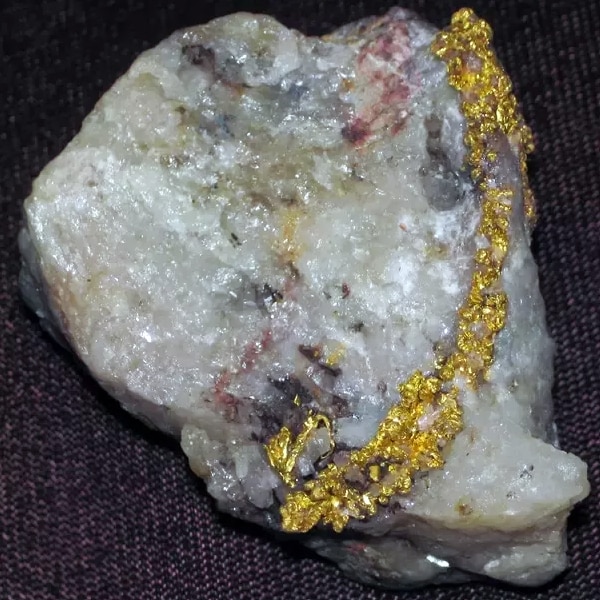 Thieves in Darwin have targeted a tub of quartz containing gold.