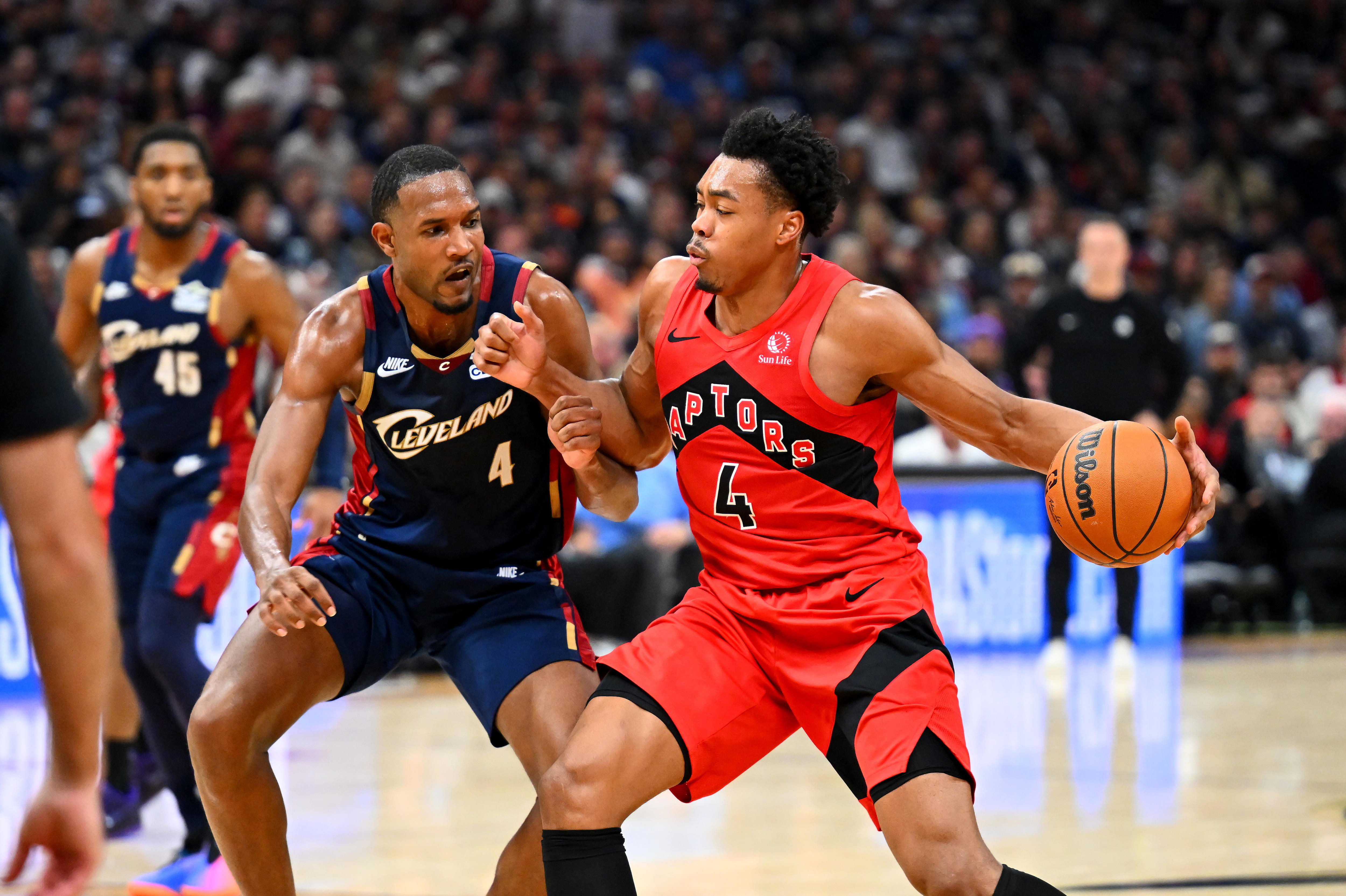 Evan Mobley guards Scottie Barnes
