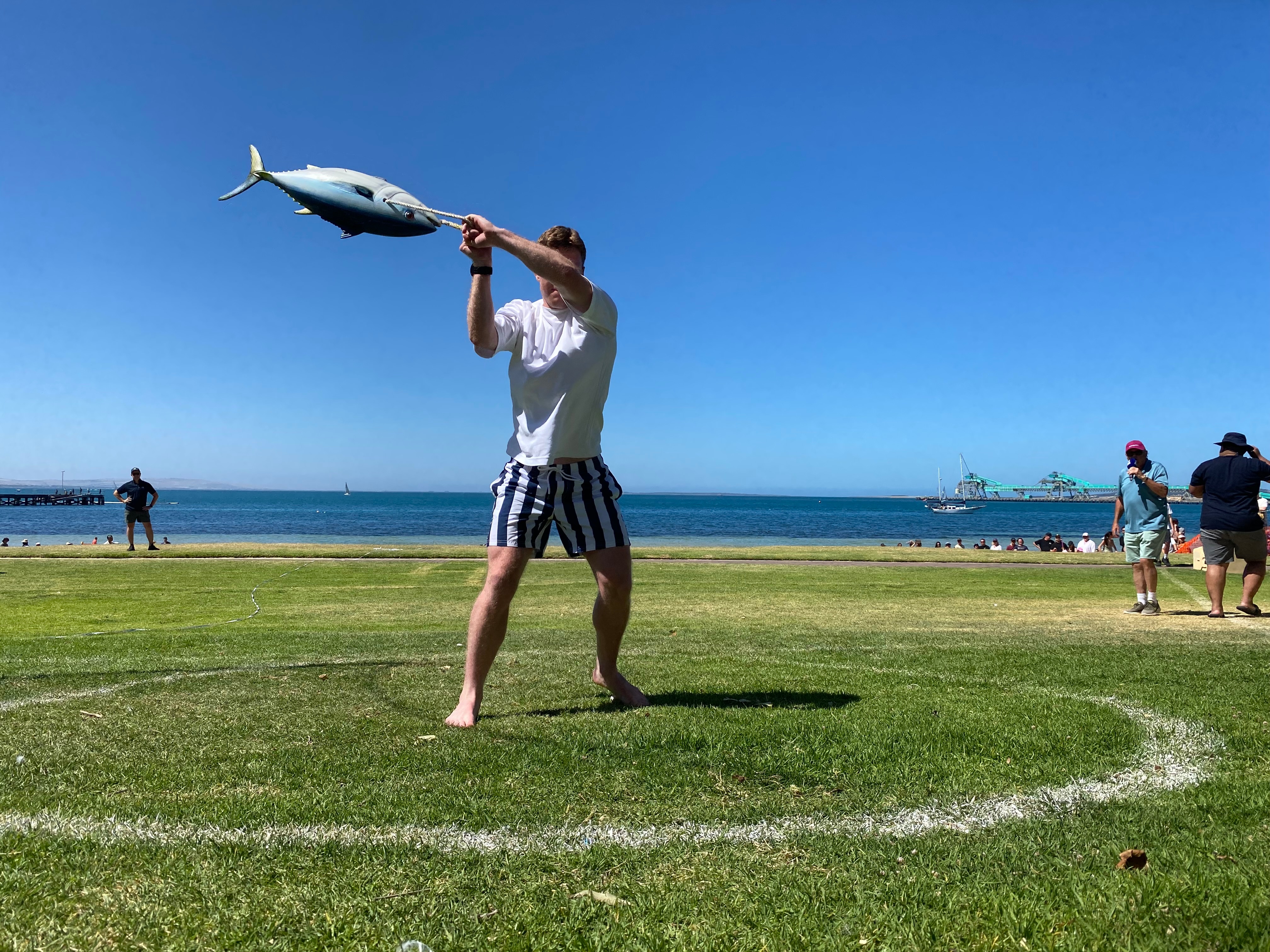 Un participante en el lanzamiento de atún de Tunarama.