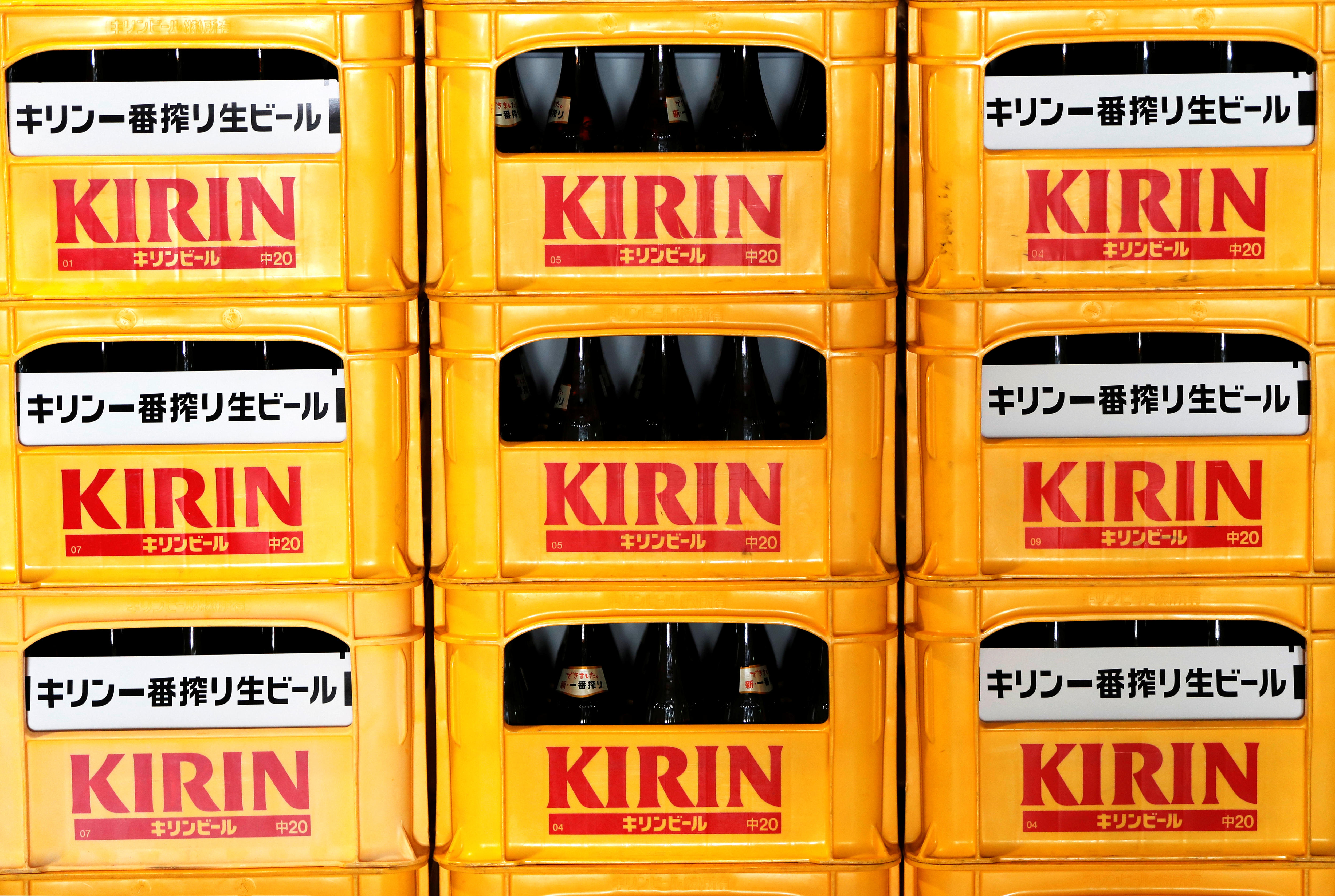 Se pueden ver cajas de plástico que contienen botellas de cerveza Kirin en la cervecería de Yokohama.