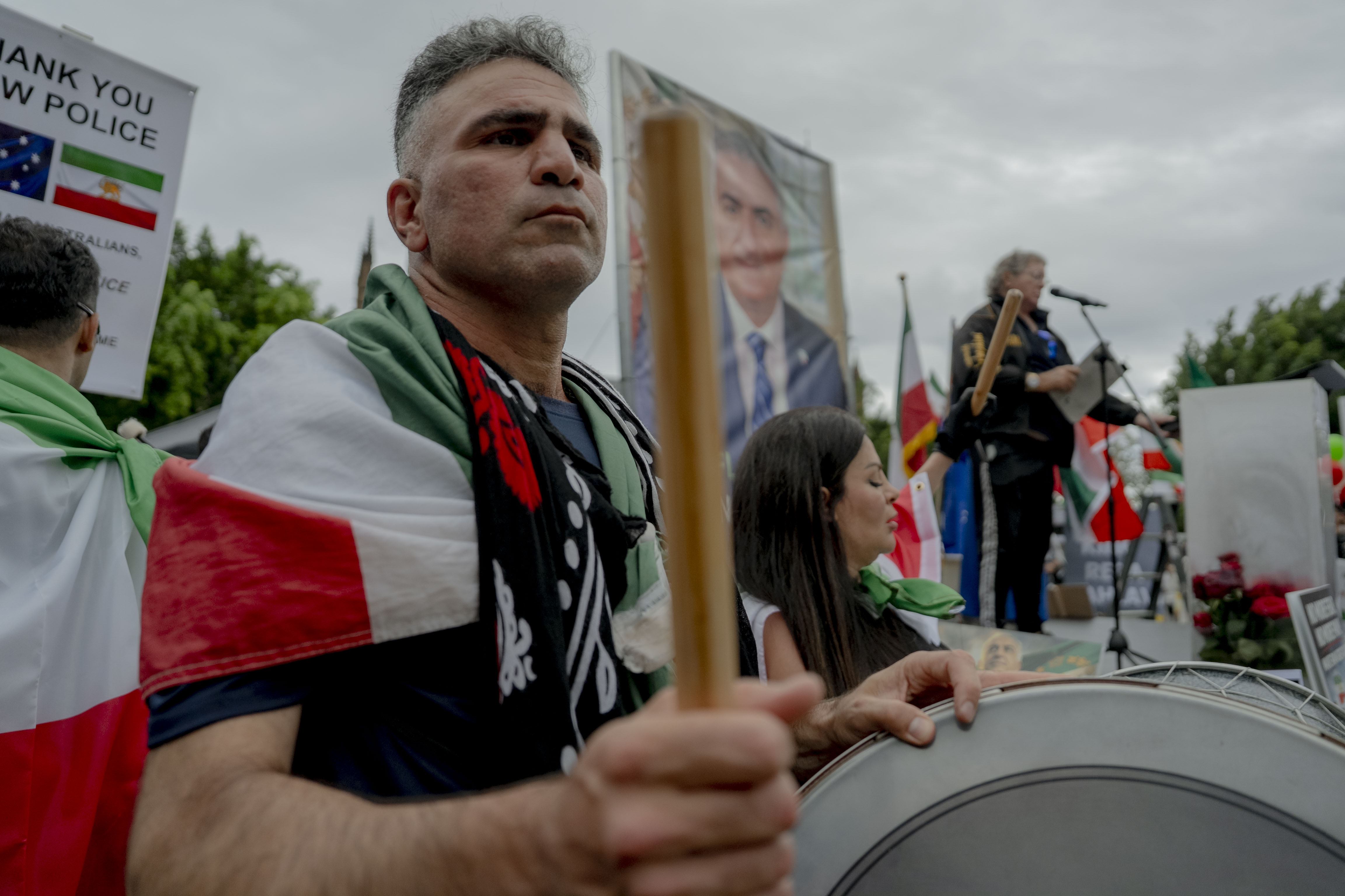 Hombre con tambor iraní 140226