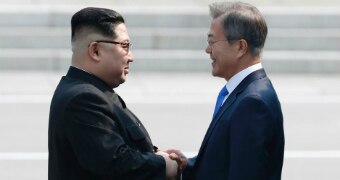 Kim Jong-un and Moon Jae-in shake hands.