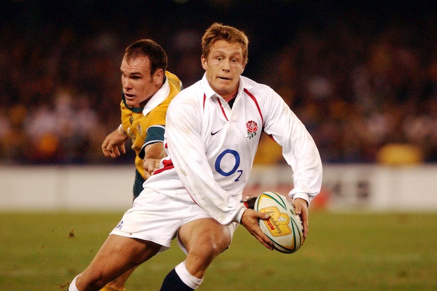 Jonny Wilkinson runs with the ball in both hands