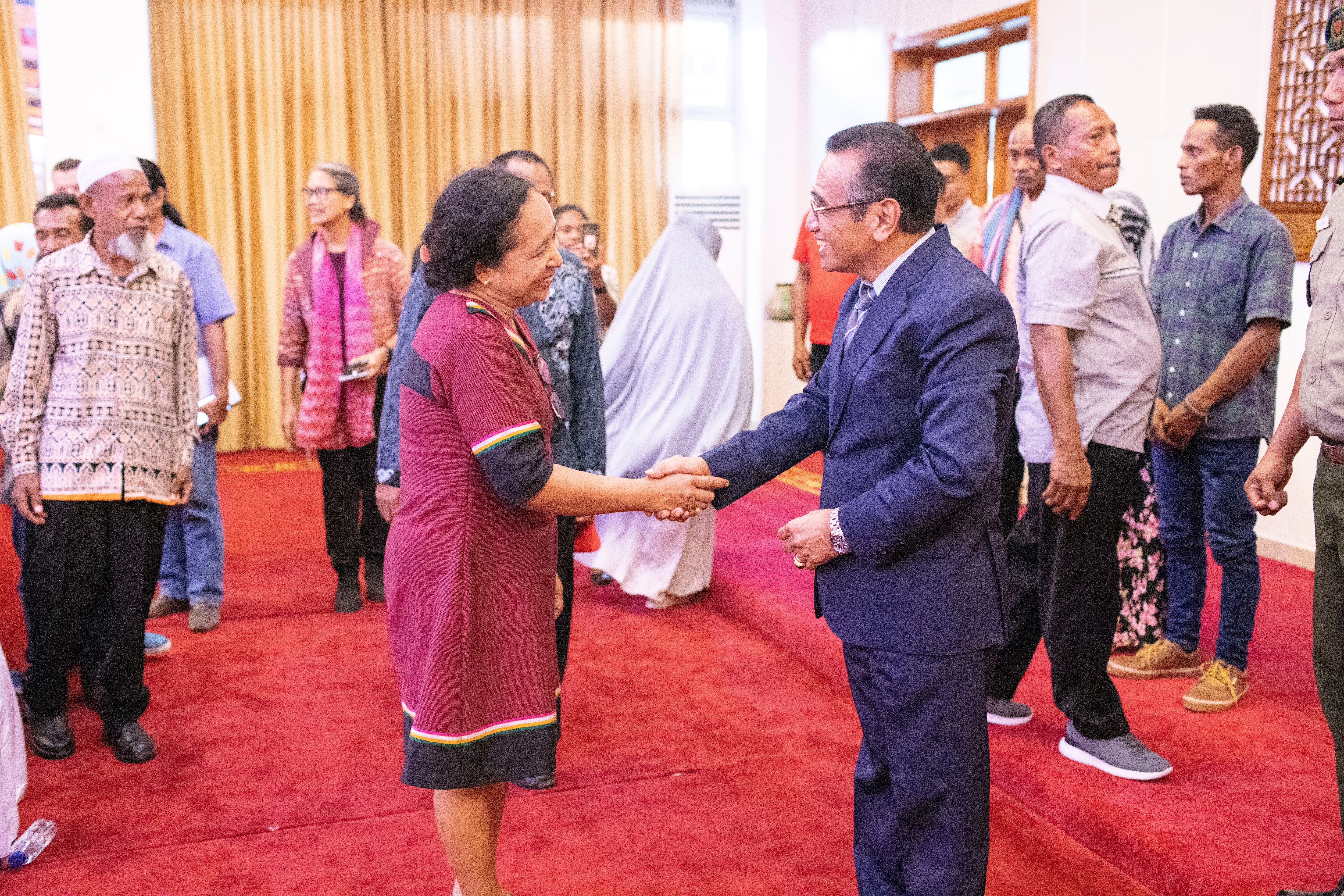 Nina shakes hands with Francisco Guterres.