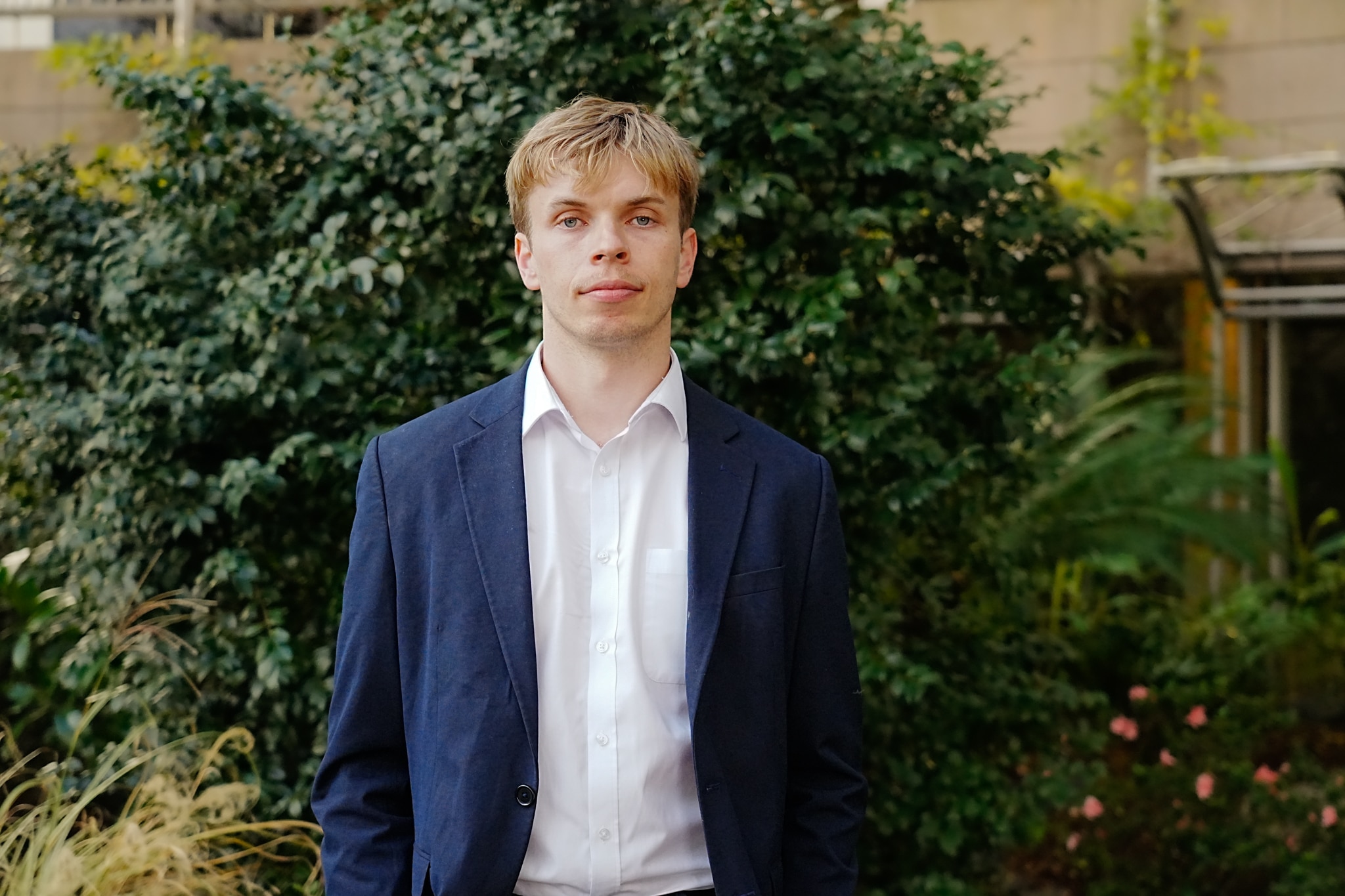 homem em pé para uma fotografia