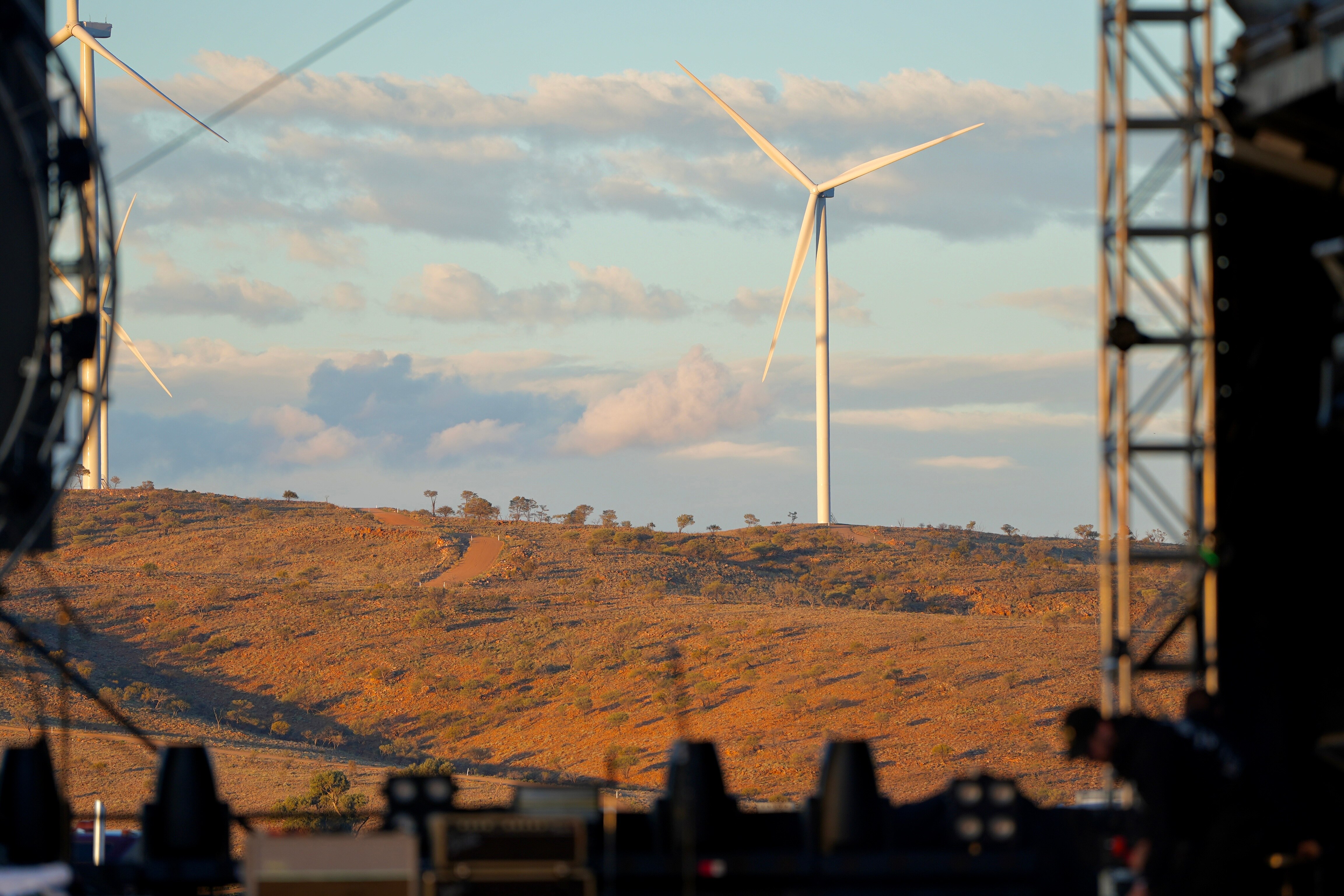 Una turbina eólica en una colina contra un cielo nublado