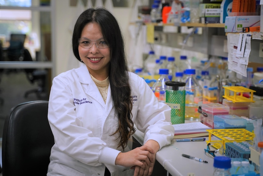 Dr.  Annie Kan from the Institute for Molecular Bioscience at the University of Queensland in the laboratory