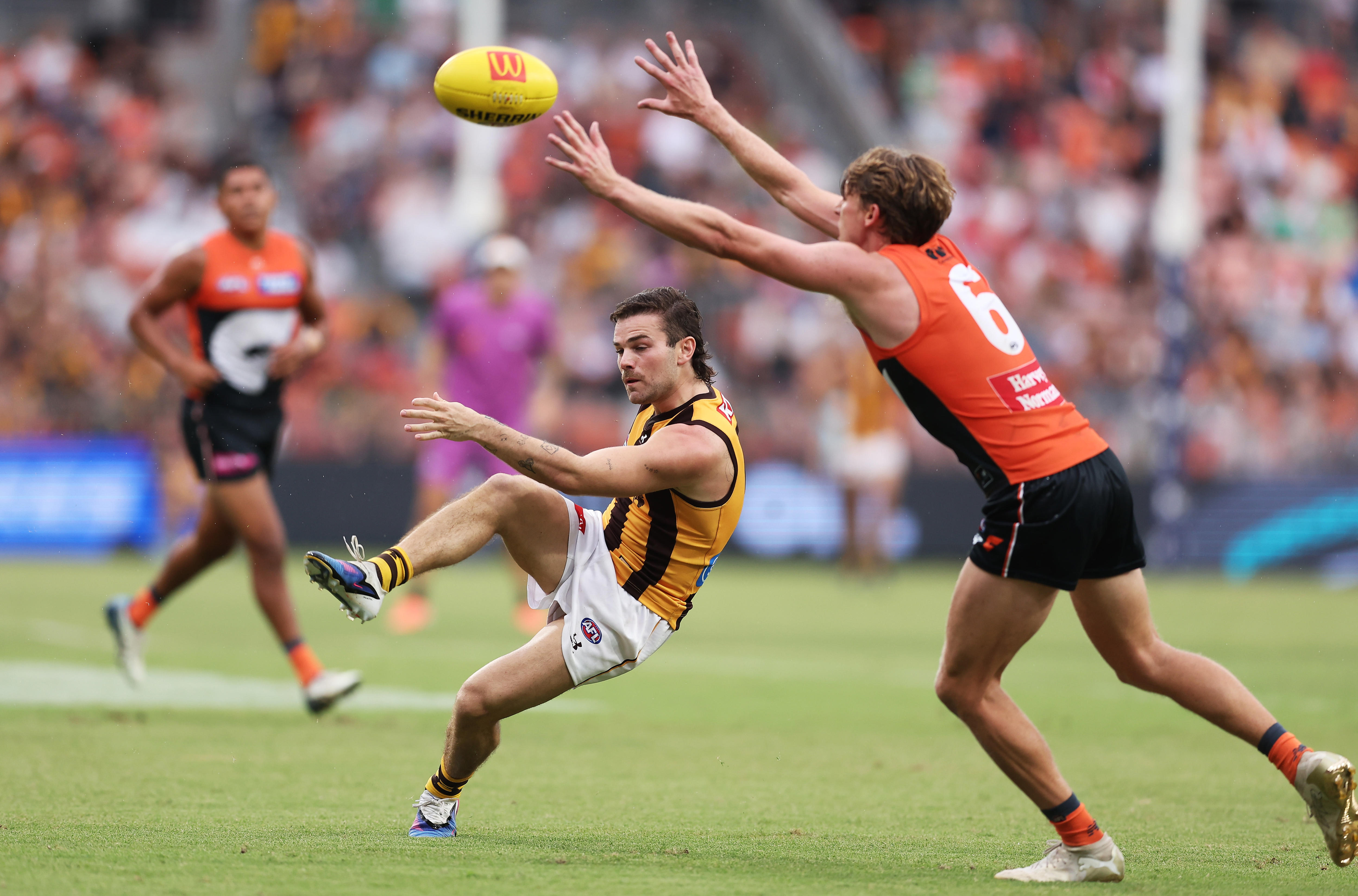 Live: Hawks try to hold top four spot against Giants at the 'G