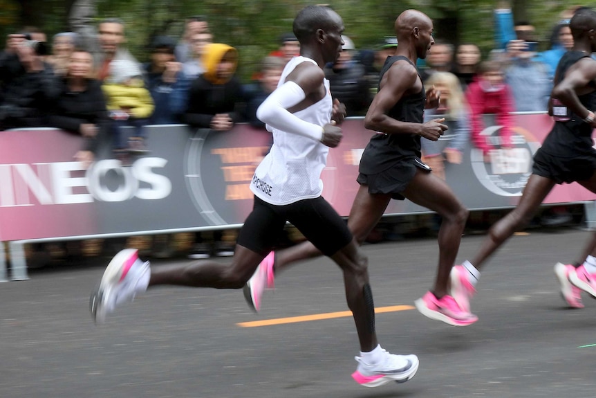 A side-on image of marathon runner Eliud Kipchoge.