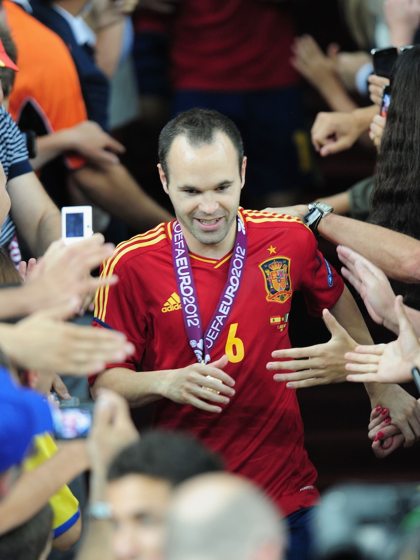 Iniesta thanks the crowd