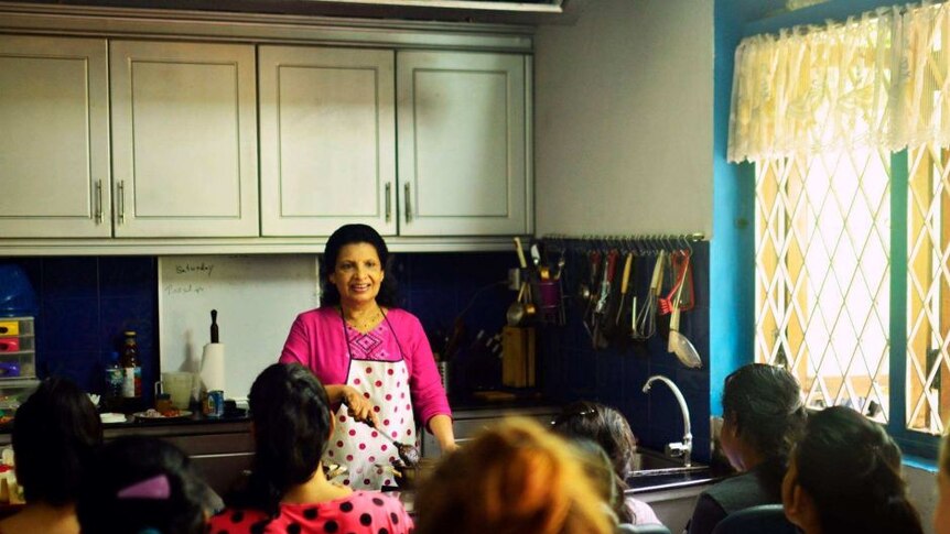 Shantha Mayadunne adalah chef terkenal yang memandu berbagai kelas memasak di Sri Lanka.
