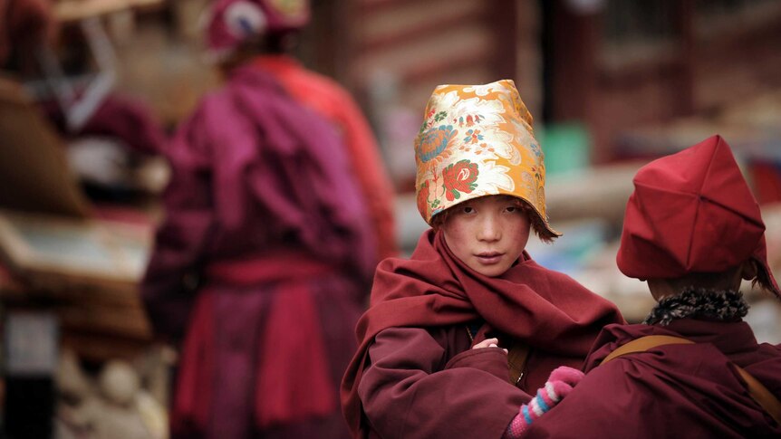 An apprentice Buddhist nun walks through Seda Monastery.