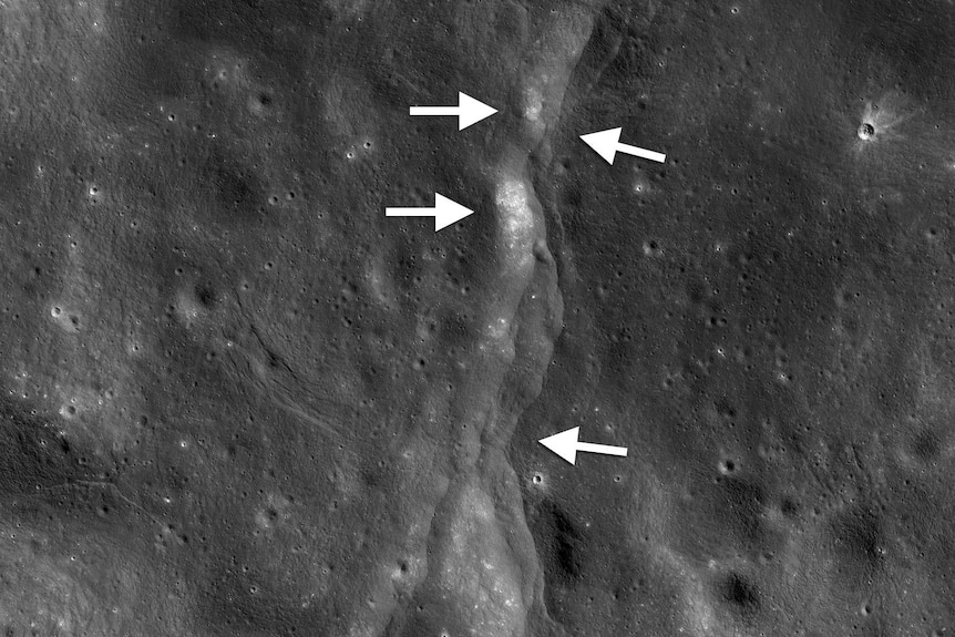 A ridge line on the Moon's surface, pockmarked by craters, with arrows pointing to the ridge.