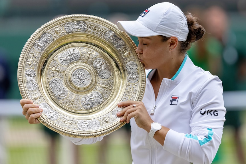 Ash Barty kisses the Venus Rosewater dish.